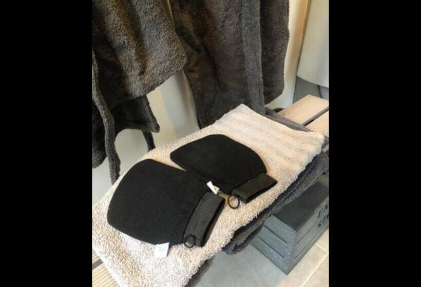 Номер Стандарт Вид на Озеро, Les Containers