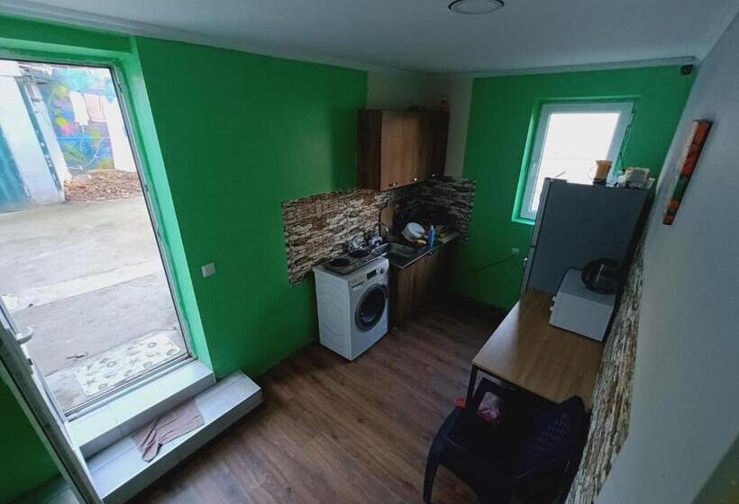 اتاق استاندارد, Home Romeoshvili