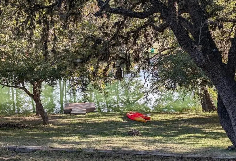 キングサイズベッドのスタンダードルーム, 39 Wishes On The Guadalupe River