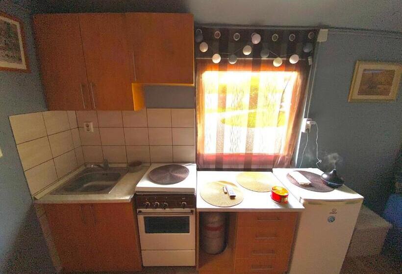 带花园景观的标准三人间, Babér Apartmanház Balatonakarattya