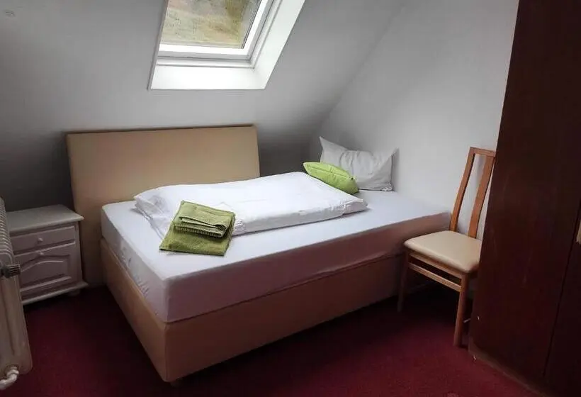 Standard Yhden Hengen Huone, Room In Guest Room   Single Room With Shared Bathroom And Kitchen