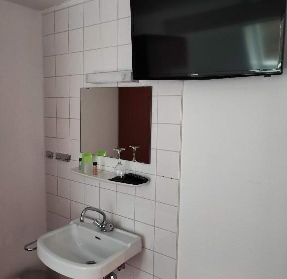 标准单人间, Room In Guest Room   Single Room With Shared Bathroom And Kitchen