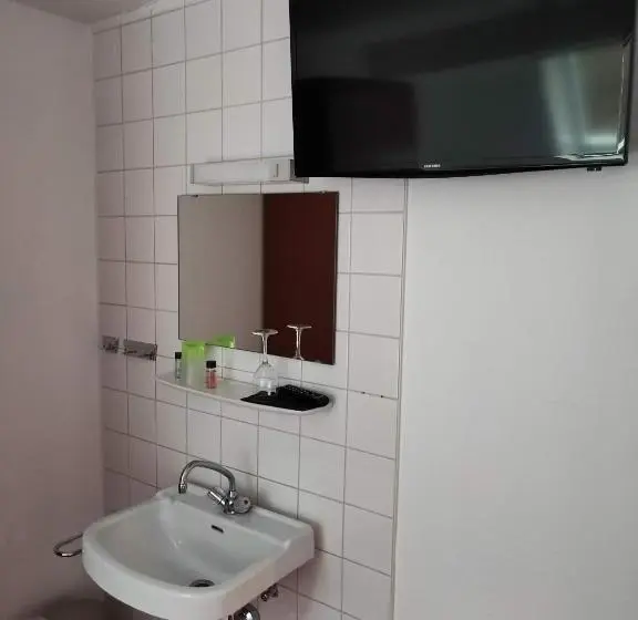 Standard Yhden Hengen Huone, Room In Guest Room   Single Room With Shared Bathroom And Kitchen