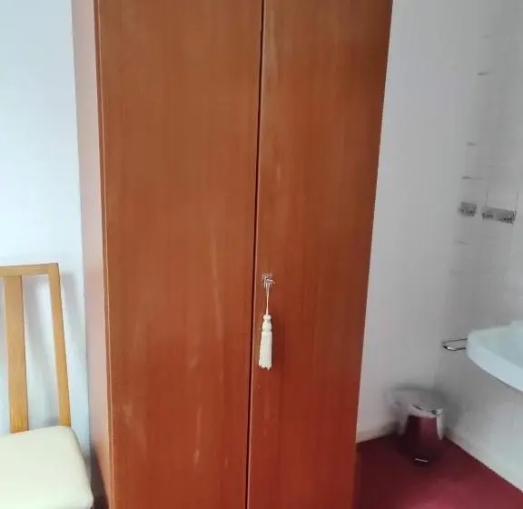 Standard Yhden Hengen Huone, Room In Guest Room   Single Room With Shared Bathroom And Kitchen