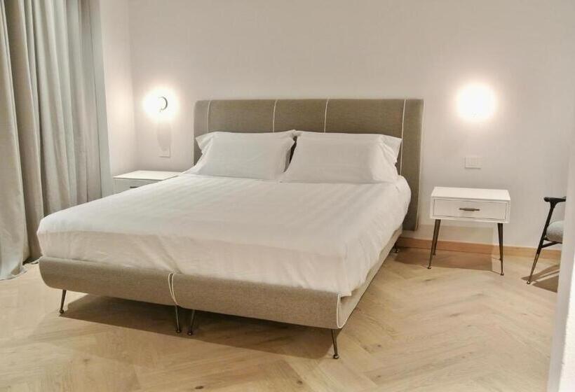 اتاق لوکس سه تخته, The Old Palace  Luxury Suites Signoria