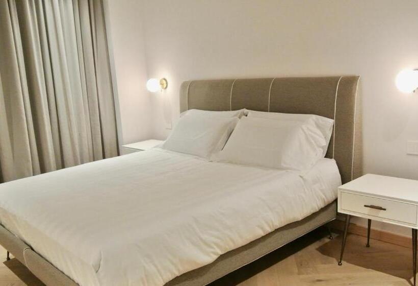 اتاق لوکس سه تخته, The Old Palace  Luxury Suites Signoria