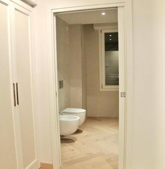 اتاق لوکس سه تخته, The Old Palace  Luxury Suites Signoria