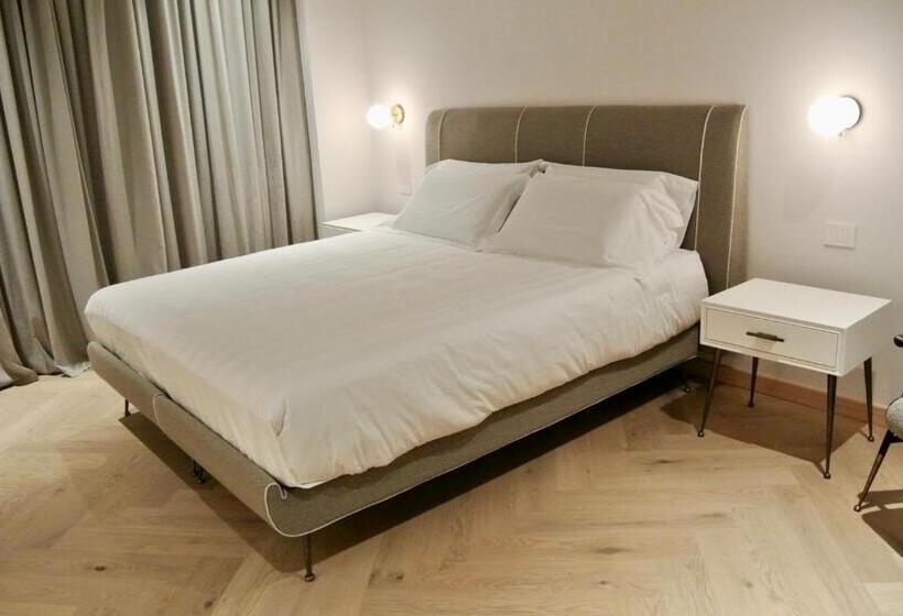 اتاق لوکس سه تخته, The Old Palace  Luxury Suites Signoria