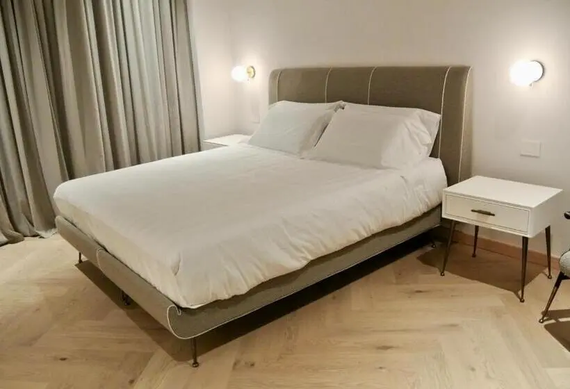 اتاق لوکس سه تخته, The Old Palace  Luxury Suites Signoria