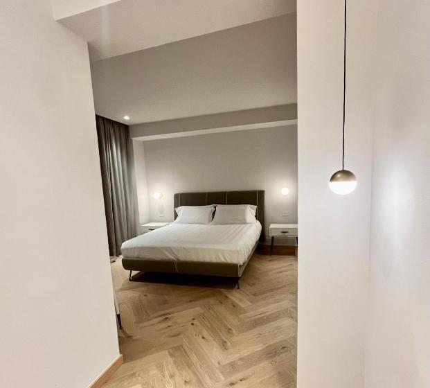 اتاق لوکس سه تخته, The Old Palace  Luxury Suites Signoria