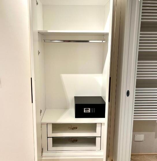 اتاق لوکس سه تخته, The Old Palace  Luxury Suites Signoria