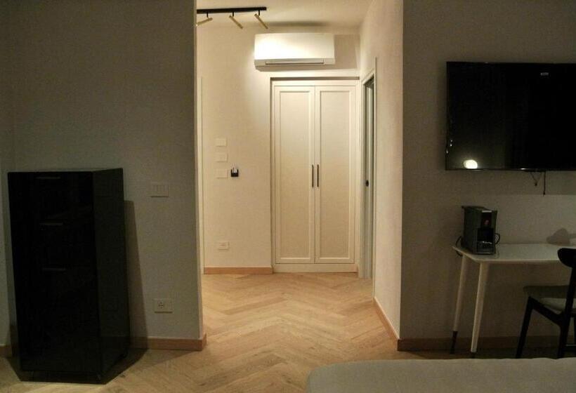 اتاق لوکس سه تخته, The Old Palace  Luxury Suites Signoria