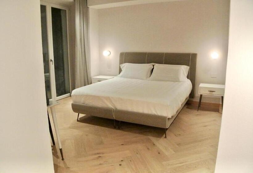 اتاق لوکس سه تخته, The Old Palace  Luxury Suites Signoria