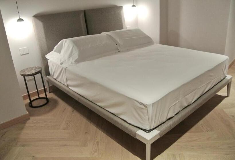 اتاق لوکس با بالکن, The Old Palace  Luxury Suites Signoria