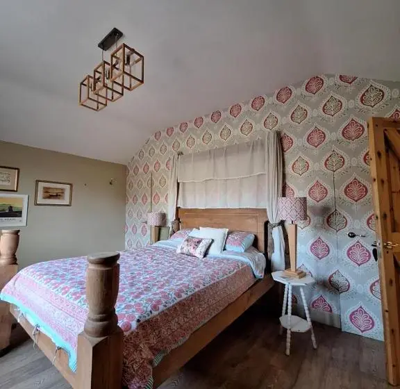 ガーデンビュースタンダードルーム, Private Suite At Llanddinog House Near Solva