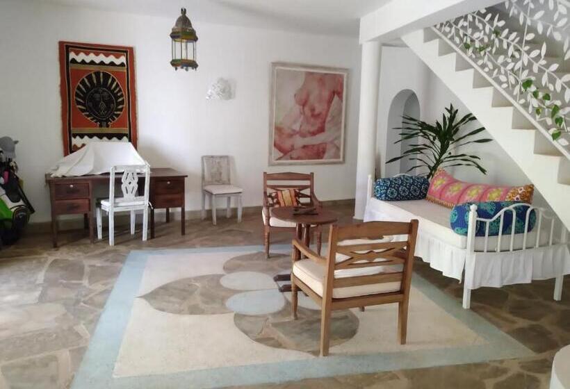 اتاق لوکس با تخت بزرگ, Mwezi Nyota