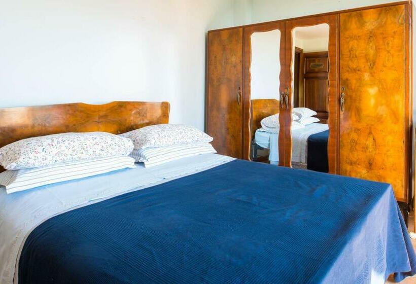 اتاق خانوادگی با چشم‌انداز دریا, B&b La Casa Tra Gli Ulivi