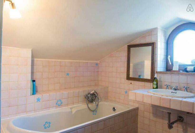 اتاق خانوادگی با چشم‌انداز دریا, B&b La Casa Tra Gli Ulivi