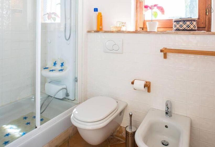 اتاق سه نفره دلوکس با چشم‌انداز دریا, B&b La Casa Tra Gli Ulivi