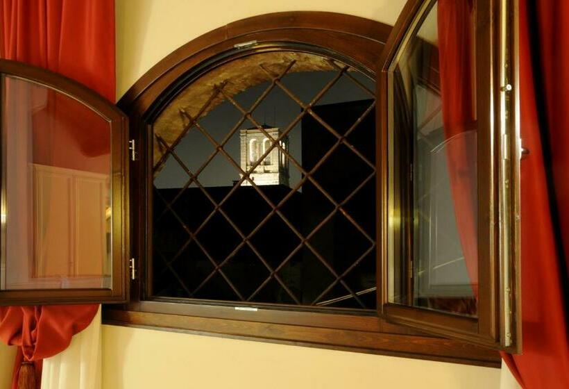 سوئیت با چشم‌انداز, Honey Rooms Ferrara