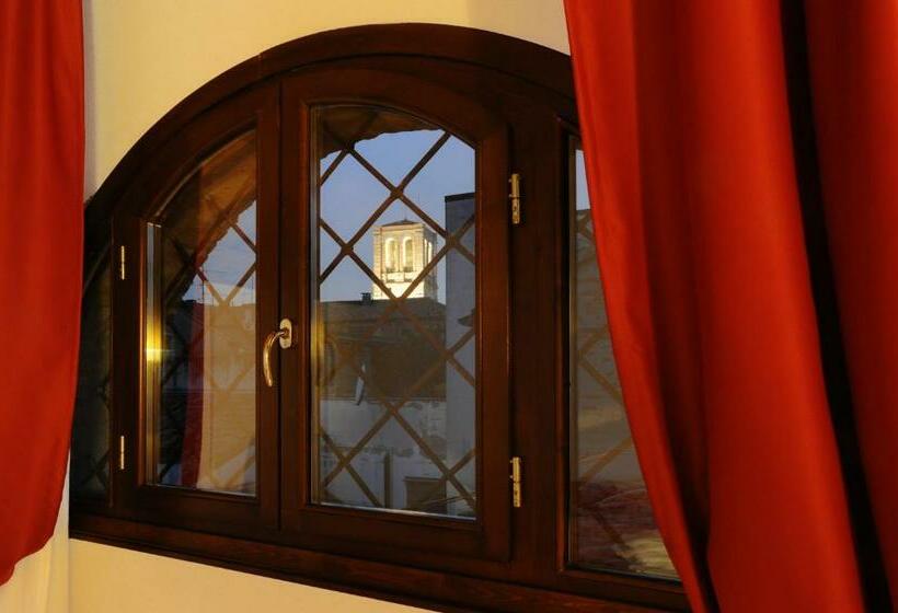 سوئیت با چشم‌انداز, Honey Rooms Ferrara