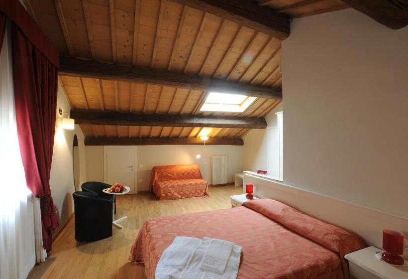 سوئیت با چشم‌انداز, Honey Rooms Ferrara