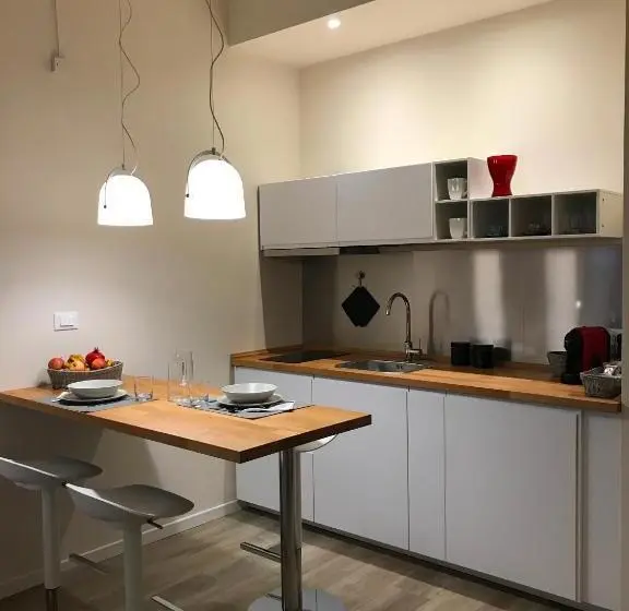 استودیوی لوکس, Honey Rooms Ferrara