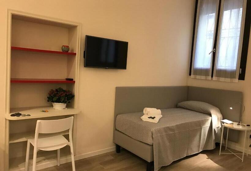 استودیوی لوکس, Honey Rooms Ferrara