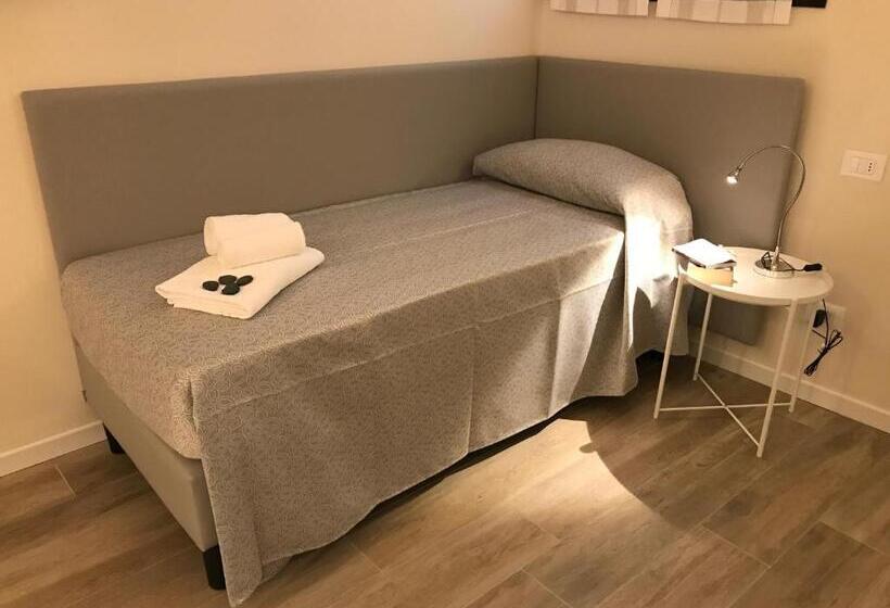 استودیوی لوکس, Honey Rooms Ferrara