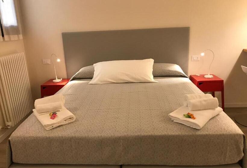 استودیوی لوکس, Honey Rooms Ferrara