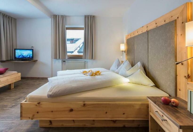 استودیوی لوکس, Martina Breakfast Lodge