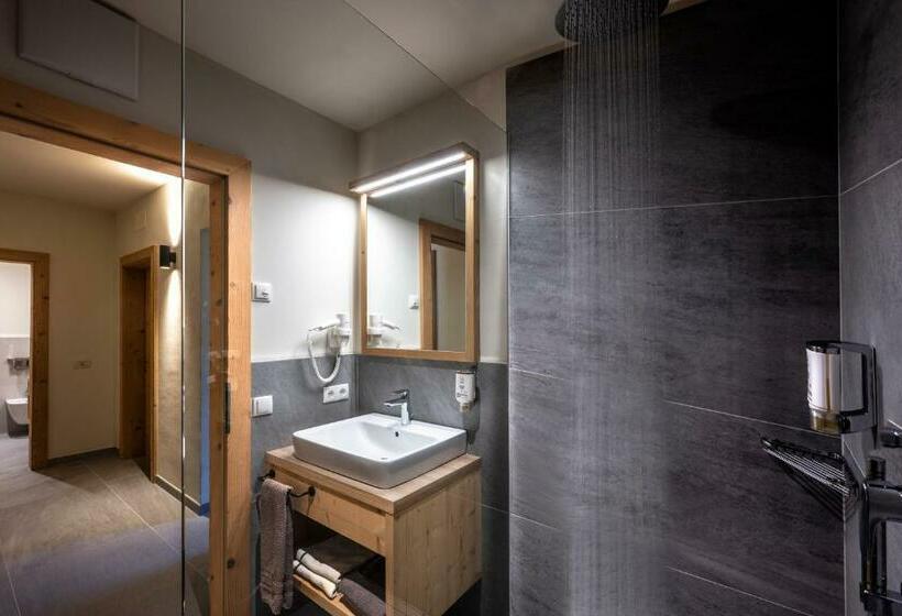 استودیوی لوکس, Martina Breakfast Lodge