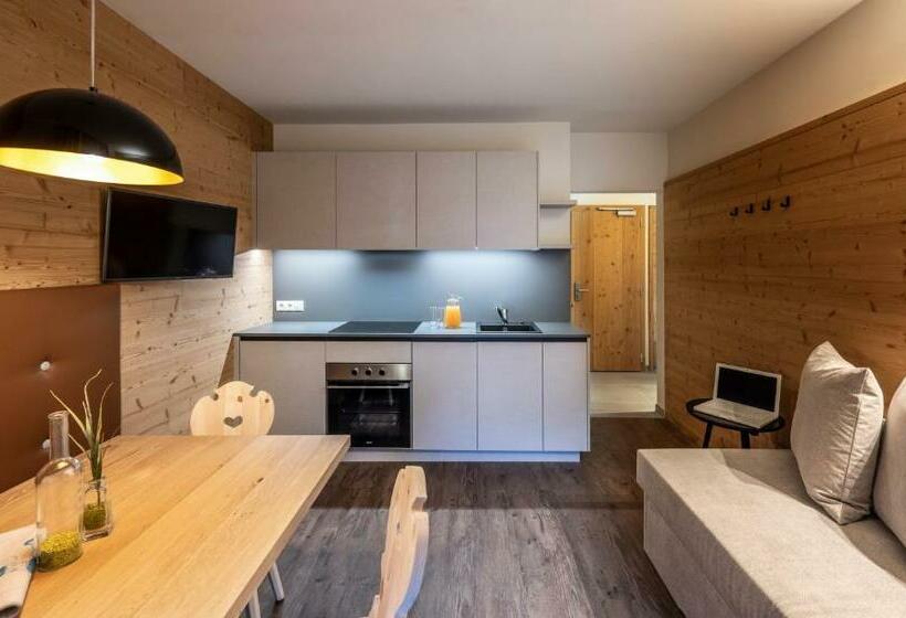 استودیوی لوکس, Martina Breakfast Lodge