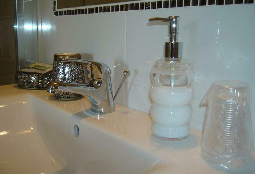 Номер Стандарт Вид на Озеро, Albergo Cristina