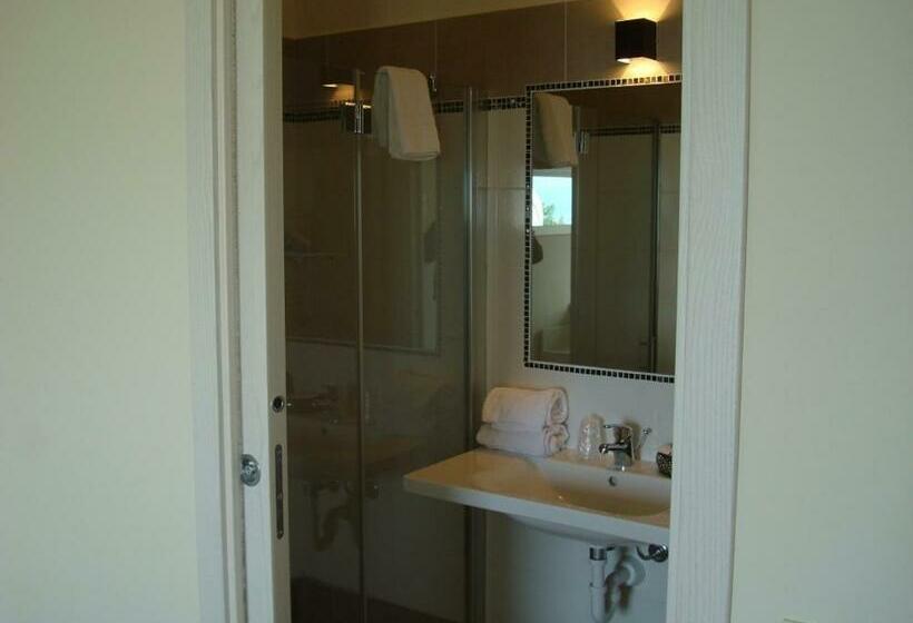 Номер Стандарт Вид на Озеро, Albergo Cristina