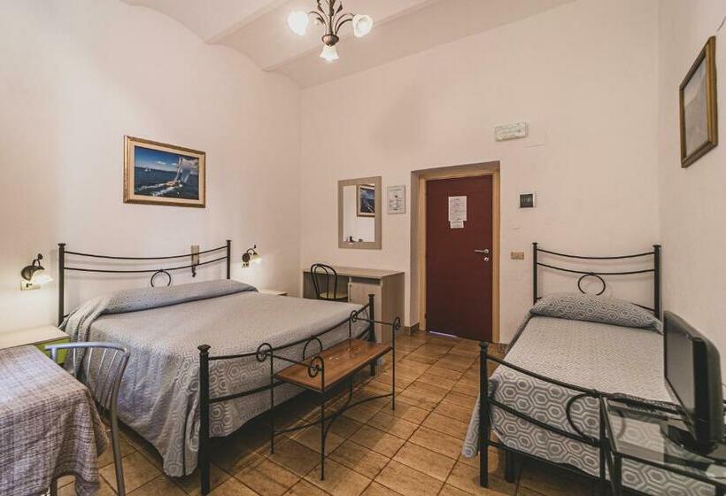 חדר אקונומי לשלושה, Alfiero