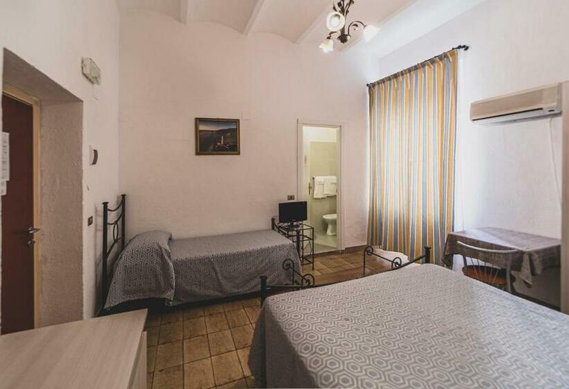 חדר אקונומי לשלושה, Alfiero