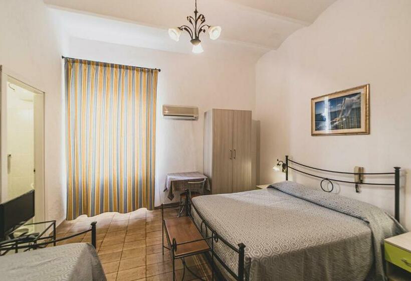 חדר אקונומי לשלושה, Alfiero