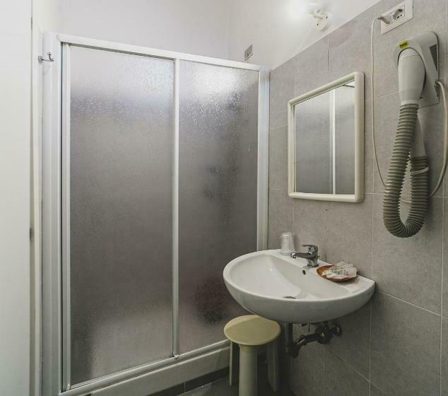 חדר אקונומי לשלושה, Alfiero