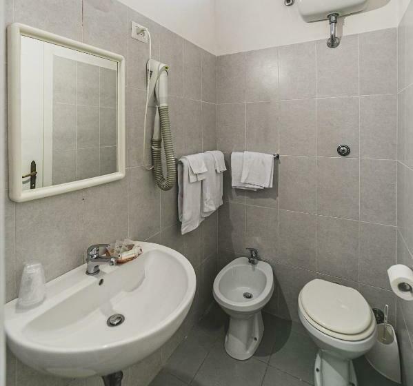 חדר אקונומי לשלושה, Alfiero