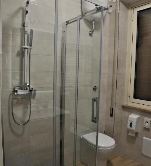 חדר סטנדרט לשלושה, Aquila