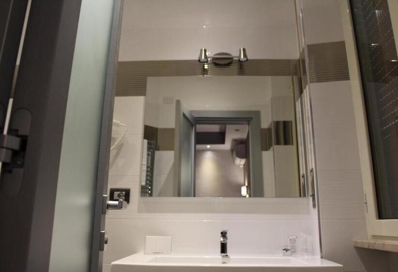 סוויטת ג'וניור עם מרפסת, Aquila