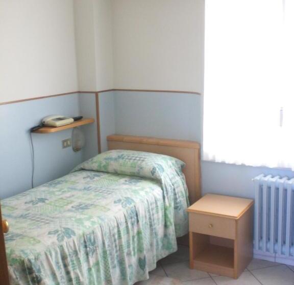 标准单人间, Ideal