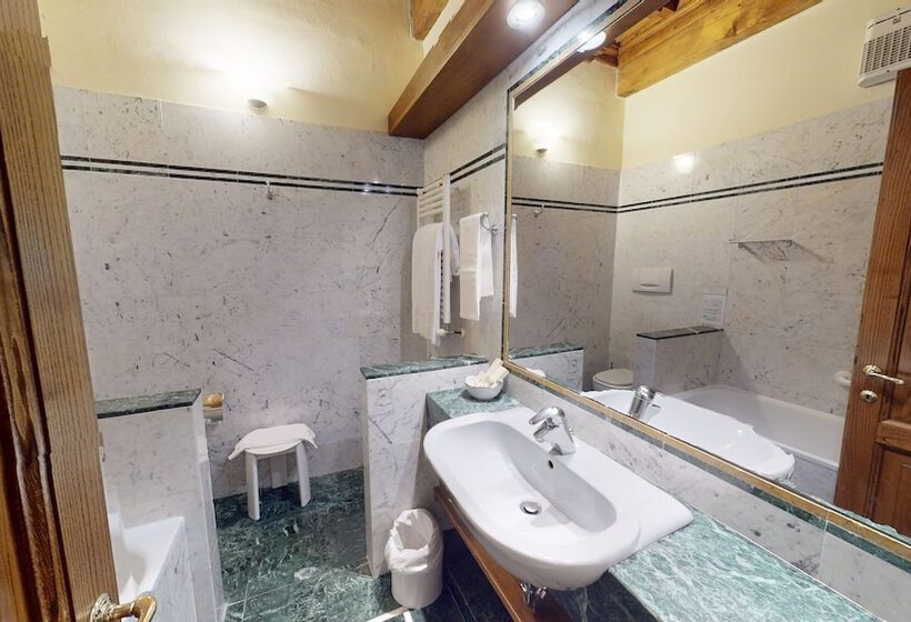 Comfort room with city view, Palazzo Squarcialupi