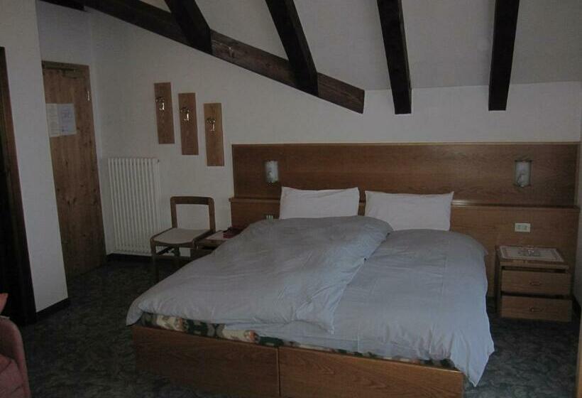 חדר סטנדרט לשלושה, Presena