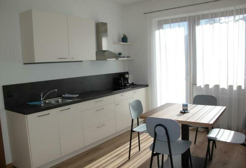 דירת חדר, Residence Die Färbe