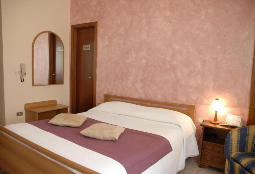 חדר סטנדרט לשלושה, Ristorante Supersonik