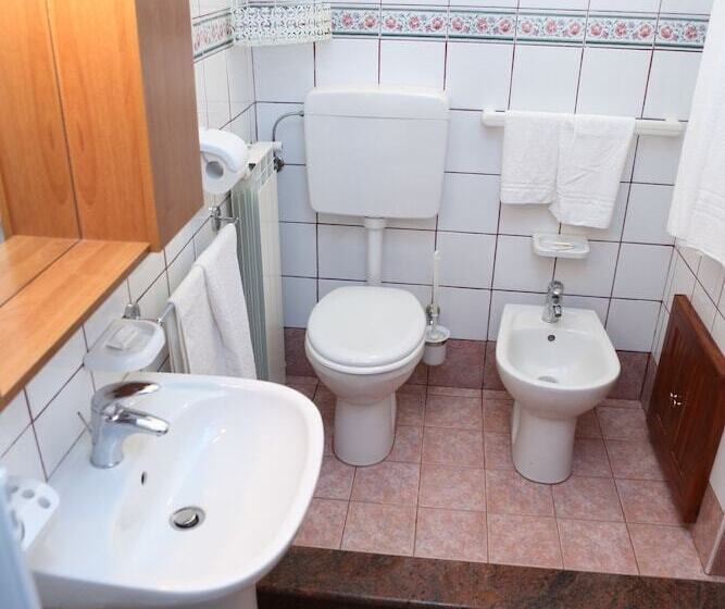 חדר סטנדרט לשלושה, Ristorante Supersonik