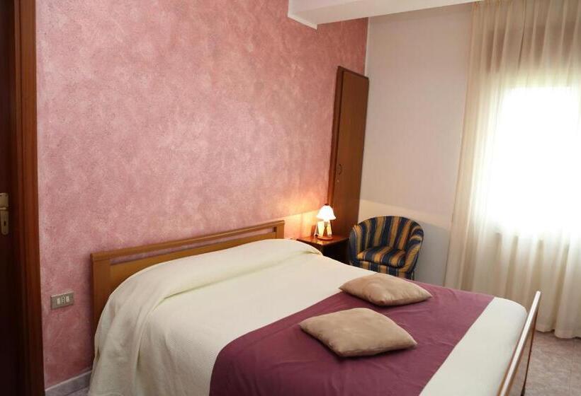 חדר סטנדרט לשלושה, Ristorante Supersonik