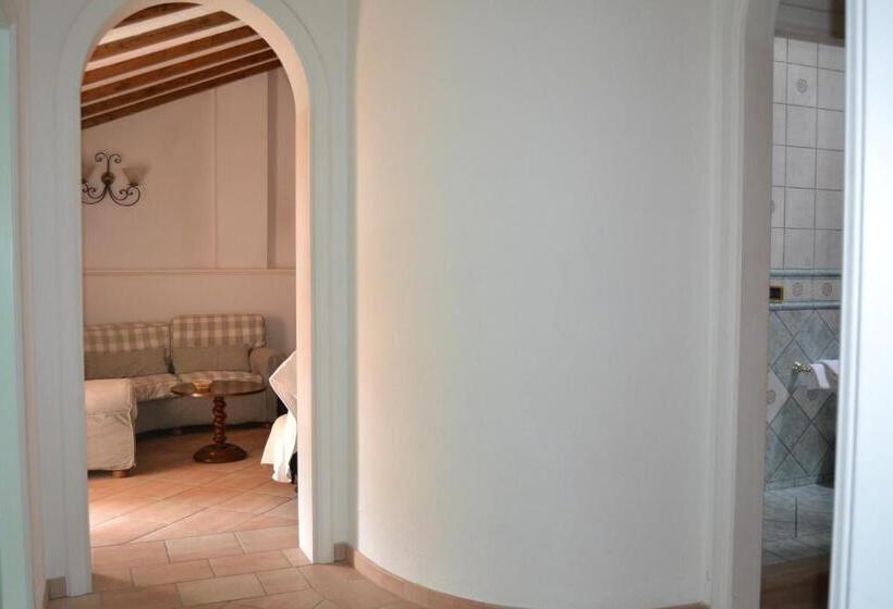 带两个卧室的顶楼公寓, Sonia